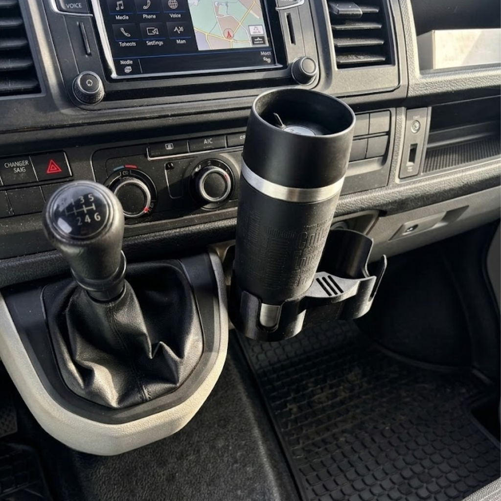 Getränkehalter VW T6 2015–2024 – Passgenau fürs Ablagefach neben dem Schalthebel, schwarz.