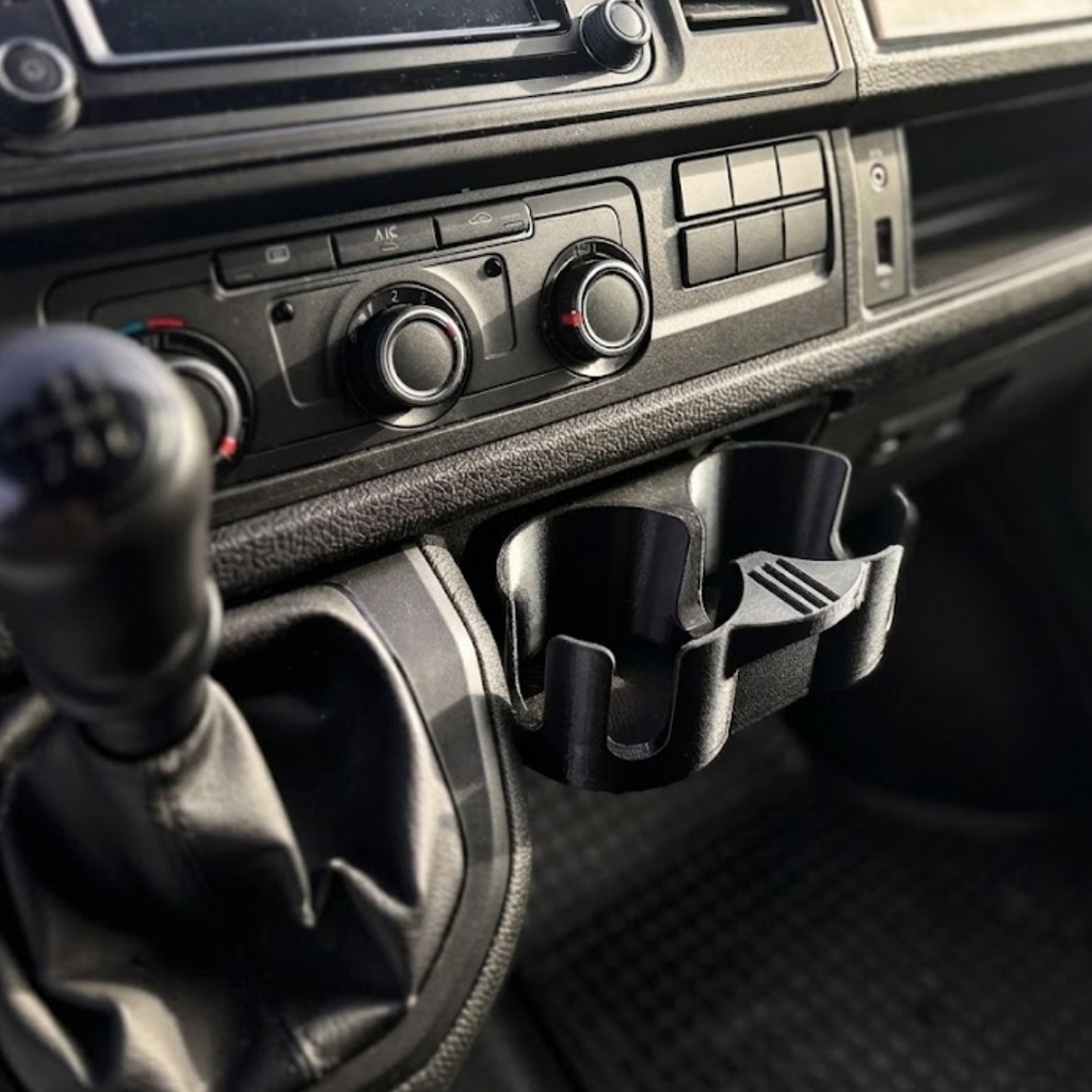 Getränkehalter VW T6 2015–2024 – Passgenau fürs Ablagefach neben dem Schalthebel, schwarz.